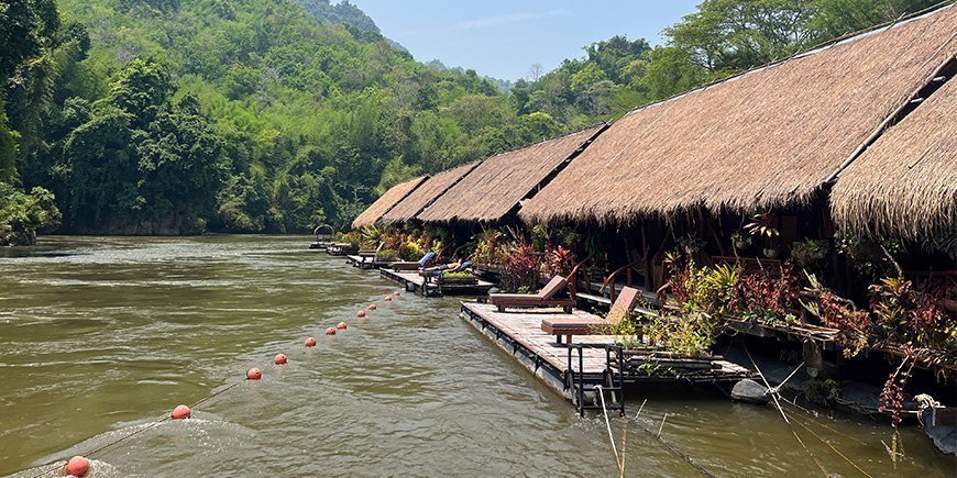 Jungle Rafts joen rannalla