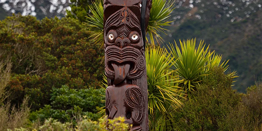 Perinteinen Pou Whenua -puupylväs, joka on maori-kulttuurin symboli