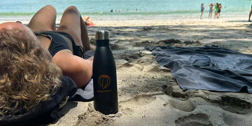 Nainen makaa aurinkoisena päivänä rannalla Costa Ricassa.