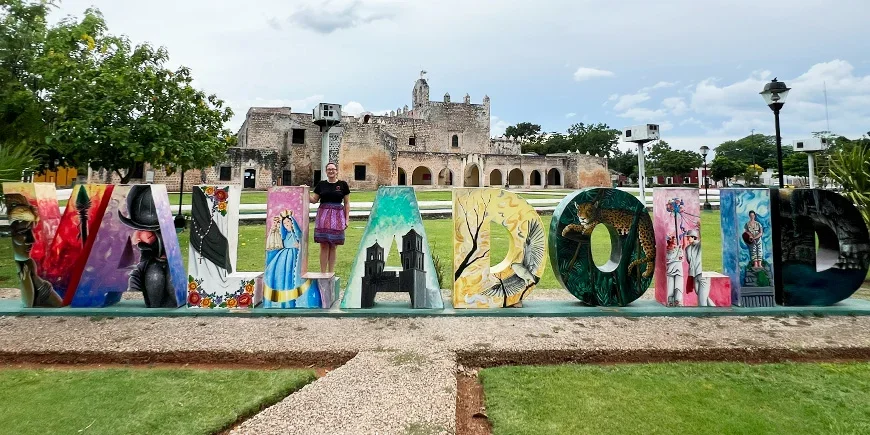 Chrismarie Valladolid-kyltin edessä Meksikossa