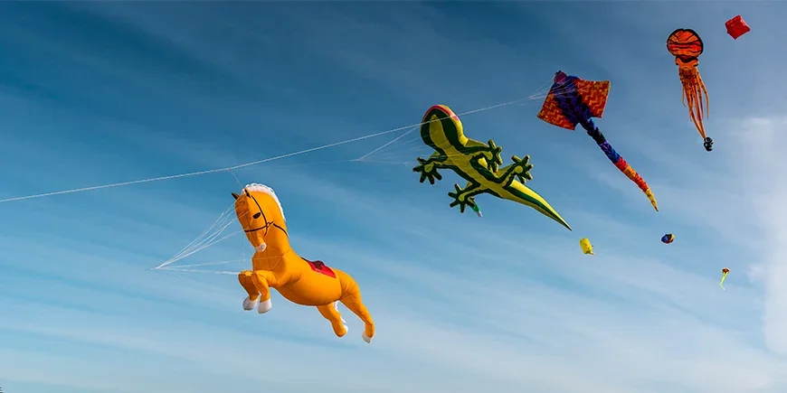 Leijat lentävät ilmassa maorien uudenvuoden juhlissa