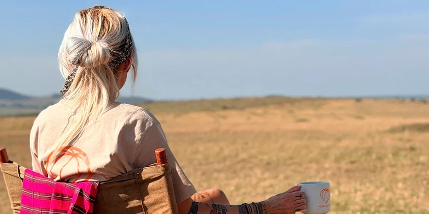 Cat juo kahvia Kenian savannilla