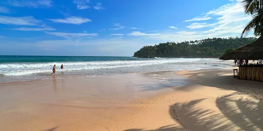 Mirissan ranta aurinkoisena päivänä