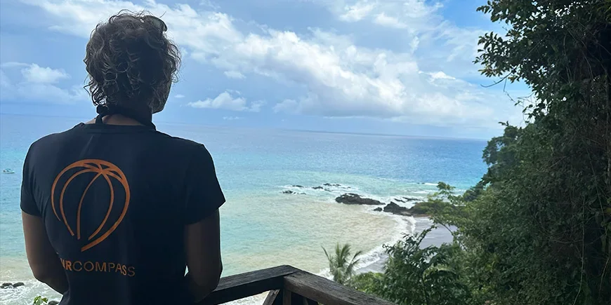 Meike katselee merelle Corcovadon kansallispuistossa