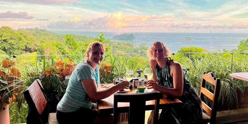 Meike ja ystävä nauttimassa drinkkejä Costa Rican kahvilassa