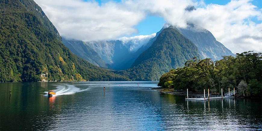 Milford Sound Fiordlandin kansallispuistossa Uudessa-Seelannissa