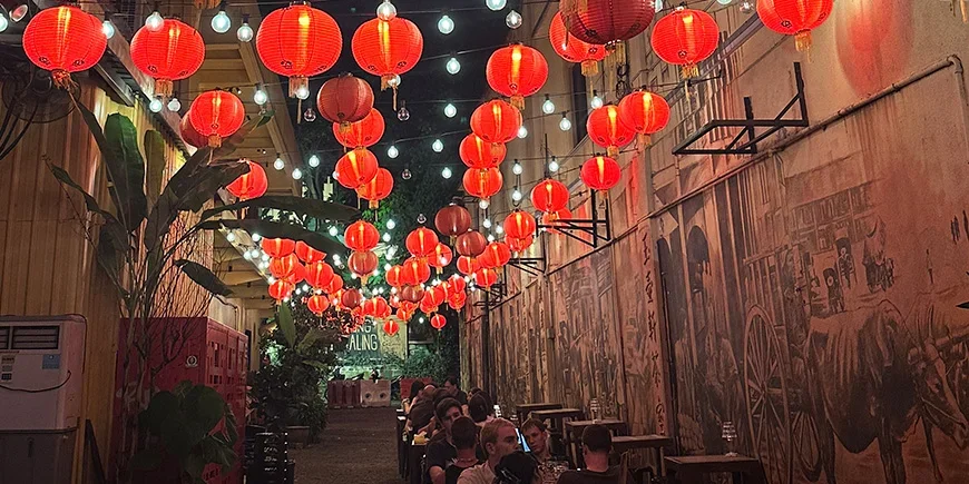 Punaisia lyhtyjä ja ruokailijoita Kwai Chai Hongissa, Kuala Lumpurin Chinatownissa