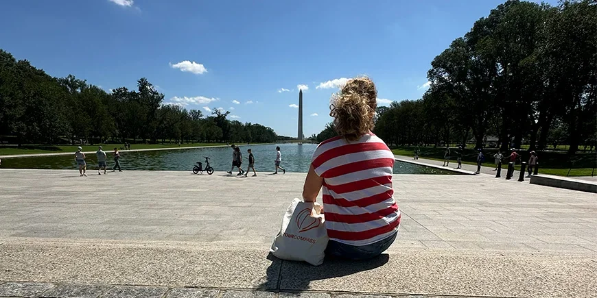 Bianca istuu Washingtonin kaupungissa Washington-monumentin edessä