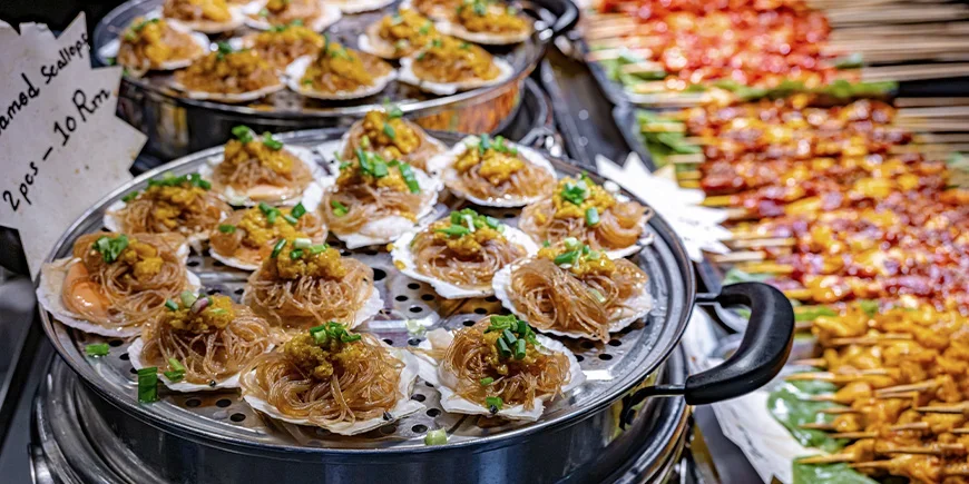 Ruokaa Kuala Lumpurin Jalan Alorin ruokakadulta