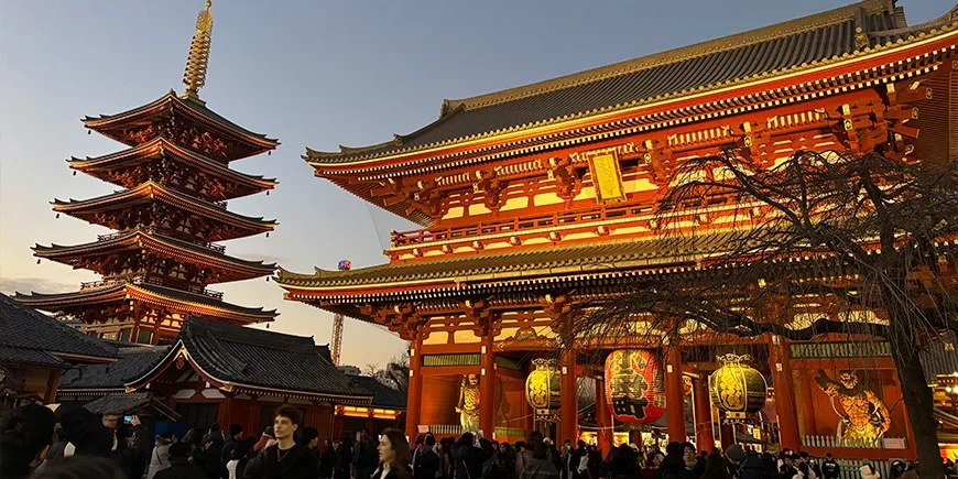 Senso-ji iltavalossa