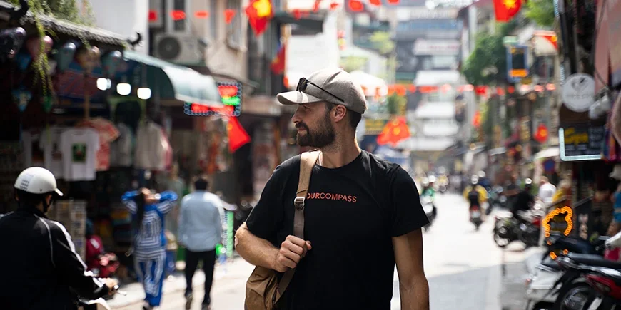 Mies kävelee kadulla Hanoissa, Vietnamissa