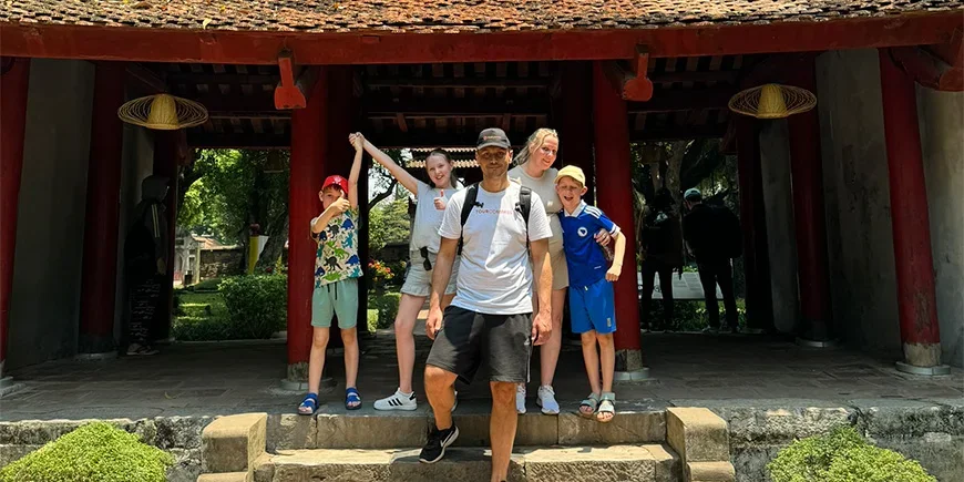 Kollegamme Dino ja Mira Vietnamissa kolmen lapsensa kanssa