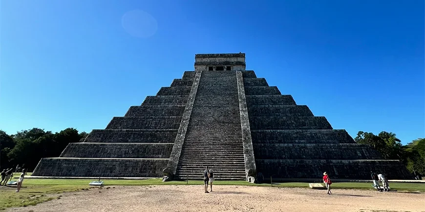 Sininen taivas Chichén Itzán pyramidin yllä Meksikossa
