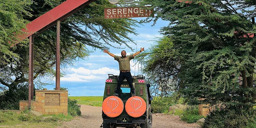 Safariopas Madeal Serengetin sisäänkäynnillä