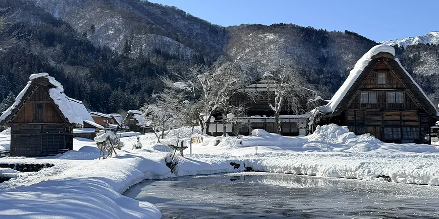 Helmikuu ja lumisade Shirakawa-Go'ssa