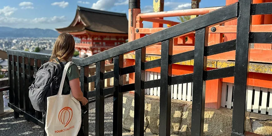 TourCompassin työntekijä Kiyomizu-temppelillä Kiotossa