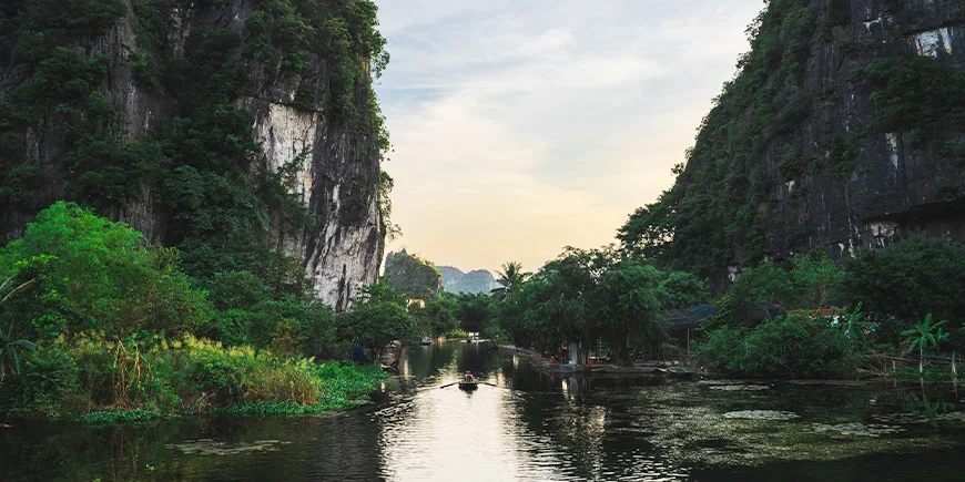 Ninh Binhin kalkkikivijyrkänteet Pohjois-Vietnamissa