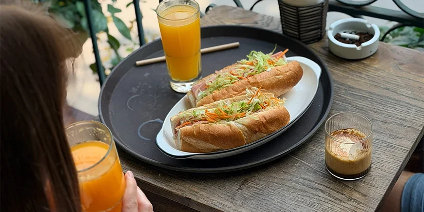 Banh Mi -leipä ja kahvi Hanoilaisessa kahvilassa