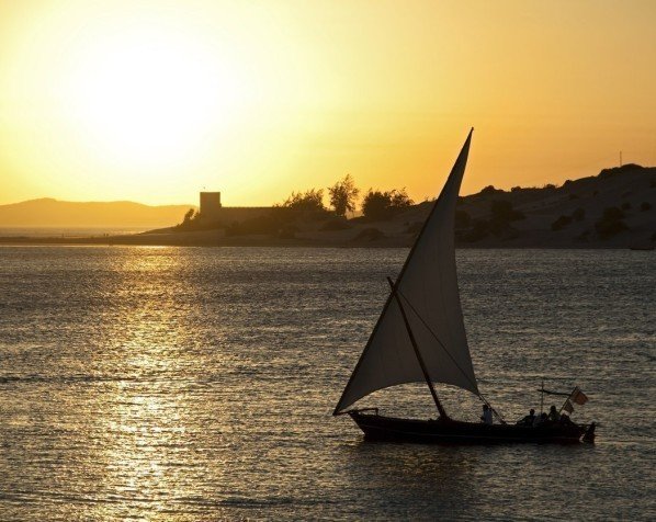 Dhow auringonlaskun aikaan Mombasassa