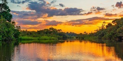 Auringonlasku Amazonjoen yllä