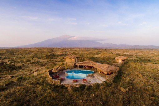 Osiligilai Maasai Lodge, taustalla Mount Kilimanjaro