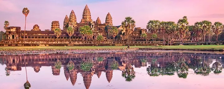 Vedestä peilautuva Angkor Wat, Kambodža
