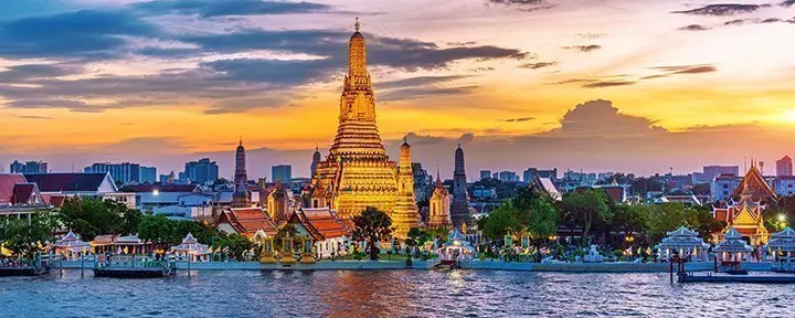 Wat Arun -temppeli auringonlaskun aikaan Bangkokissa, Thaimaa
