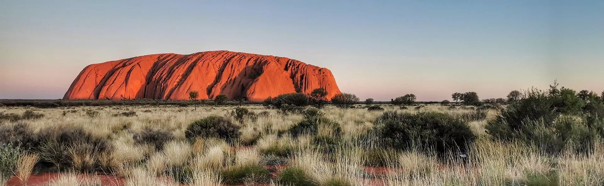 Näkymä Ulurulle (Ayers Rock) ja sininen taivas