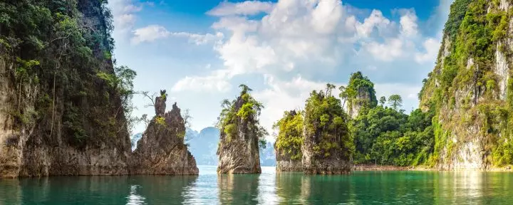 Khao Sokin kansallispuiston Cheow Lan -järven kalkkikiveä.