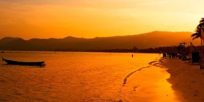Auringonlasku Chawengin rannalla Koh Samuilla